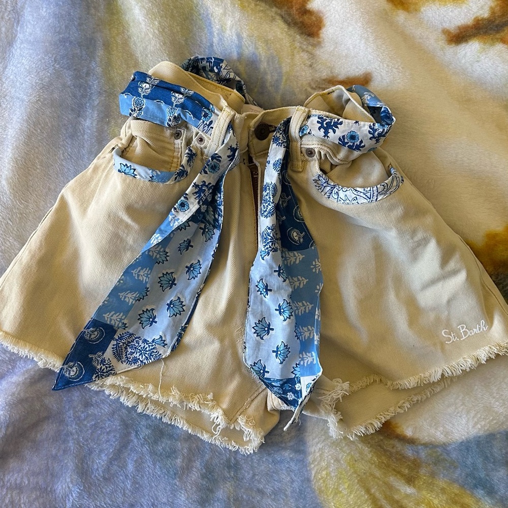 Beige orange label vintage Levi  Shorts with Blue Floral Scarf from st. Barts